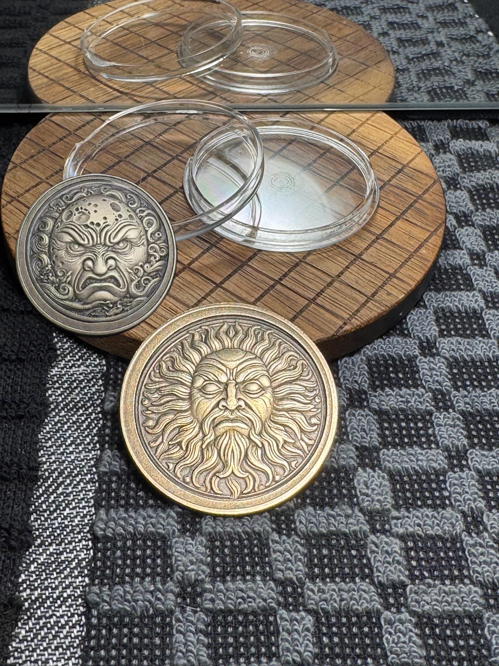 刻印入り真鍮製決定コイン：怒れる太陽と月のチャレンジトークン