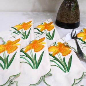 Personalisierte Narzisse Leinen Stickerei Serviette Set mit 2 Tischsets mit gezackten Kanten