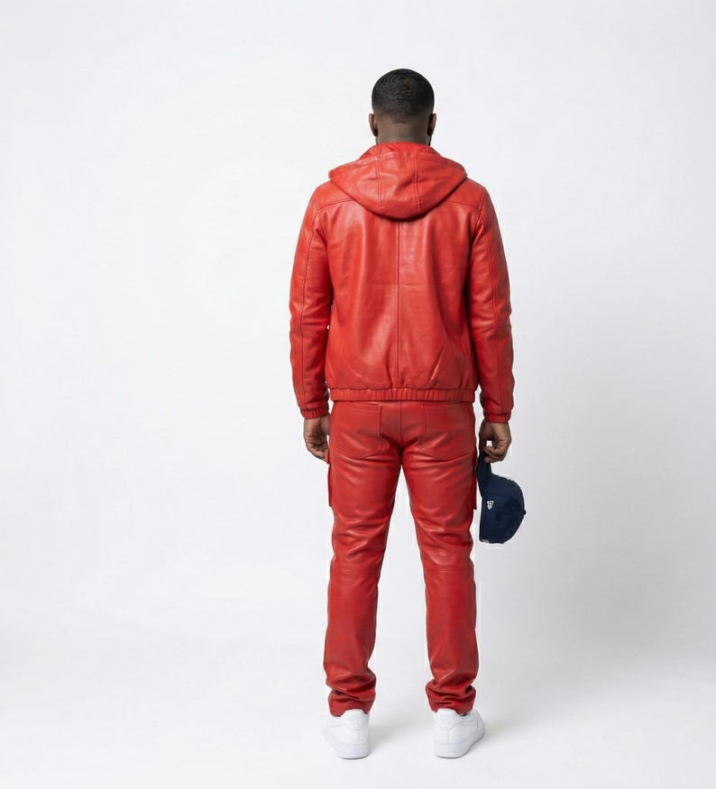 K&ouml;nnte beinhalten: Ein Set aus drei Keramikbechern mit gesprenkelter, matter Oberfl&auml;che. Die Becher sind in Creme-, Hellgrau- und Dunkelgraut&ouml;nen gehalten. Jeder Becher hat ein schlichtes, modernes Design und einen abgerundeten Henkel.