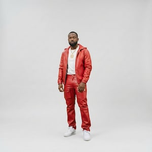 Roter Herren Leder Trainingsanzug mit Kapuzenjacke & Cargohose - Stilvolles Sportswear Outfit Bild 1