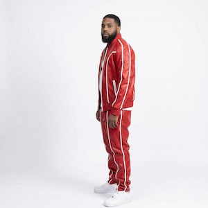 Puede incluir: Una taza de cer&aacute;mica blanca con un asa negra y el texto "But First, Coffee" en negro y negrita. La taza est&aacute; sobre una superficie de madera. La taza mide aproximadamente 10 cm de alto.