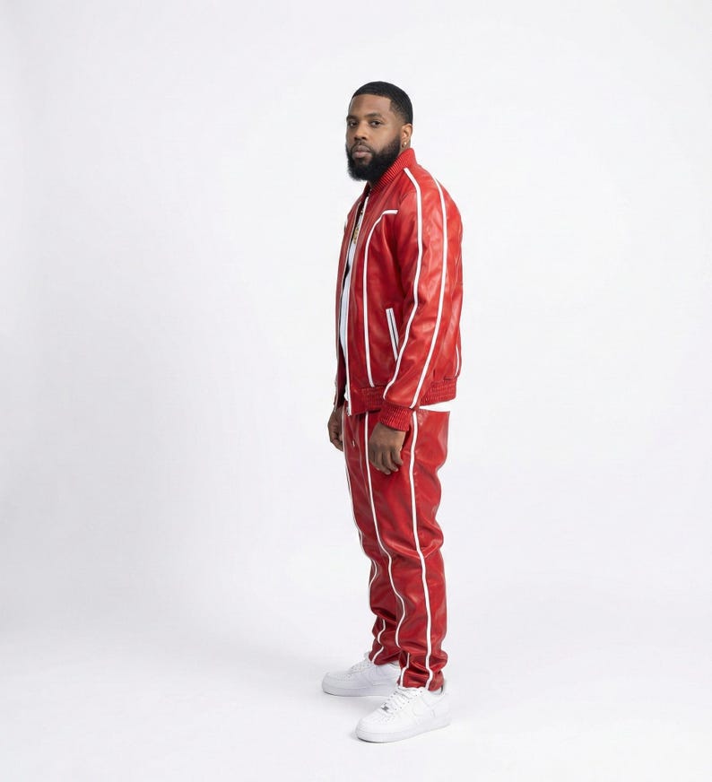 Puede incluir: Una taza de cer&aacute;mica blanca con un asa negra y el texto "But First, Coffee" en negro y negrita. La taza est&aacute; sobre una superficie de madera. La taza mide aproximadamente 10 cm de alto.