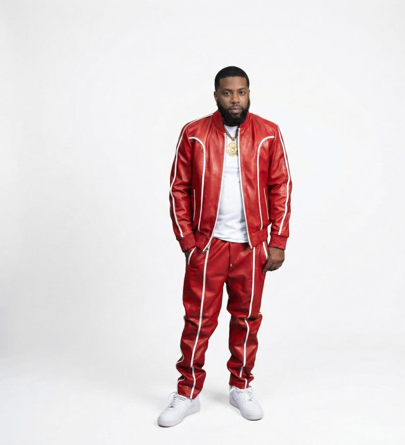 Puede incluir: Un ch&aacute;ndal de cuero rojo con ribetes blancos. La chaqueta, de estilo bomber, se lleva sobre una camiseta blanca. Los pantalones a juego tienen un dise&ntilde;o de pernera recta. Zapatillas blancas completan el conjunto.