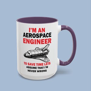 Peut inclure: Un mug en céramique blanc avec un intérieur et une anse violets. L'avant présente une illustration de navette spatiale en noir et blanc avec le texte : I'M AN AEROSPACE ENGINEER TO SAVE TIME LETS ASSUME THAT I'M NEVER WRONG en noir et rouge.