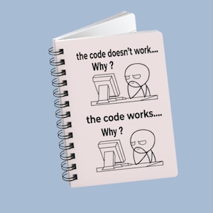 Könnte beinhalten: Ein weißes Notizbuch mit Spiralbindung und einer schwarzen Strichzeichnung einer Person am Computer. Der Text lautet: the code doesn't work.... Why ? und the code works.... Why ? Das Notizbuch hat eine schwarze Metallspirale an der linken Seite.