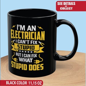 Op de afbeelding: Zwarte keramische mok met een humoristisch ontwerp met een elektricien-thema. De mok heeft de tekst "I'M AN ELECTRICIAN I CAN'T FIX STUPID BUT I CAN FIX WHAT STUPID DOES" in geel en wit. De mok bevat ongeveer 330 ml.