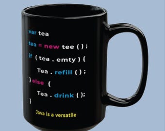 以下が含まれることがあります： var tea, tea = new tee (), if ( tea . emty ) { Tea . refill () ; } else { Tea . drink () ; } Java is a versatile というカラフルなプログラミングコードのテキストが書かれた黒いセラミック製のマグカップ。テキストには青、ピンク、白、黄色の色が使用されています。