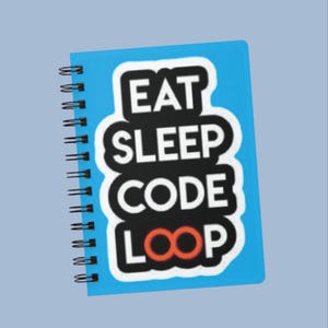 Könnte beinhalten: Ein hellblaues Spiralnotizbuch mit einer zentralen Grafik auf schwarzem Grund und weißem Rand. Der Text EAT SLEEP CODE LOOP ist in weißen Großbuchstaben gedruckt, wobei die beiden Os in LOOP durch ein orangefarbenes Unendlichkeitssymbol ersetzt sind.