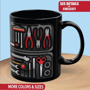Puede incluir: Taza negra con un diseño de caja de herramientas, que muestra herramientas como alicates, llaves y tijeras con mango rojo. La taza tiene el texto "SEE DETAILS AND COLLECT" y "MORE COLORS & SIZES".