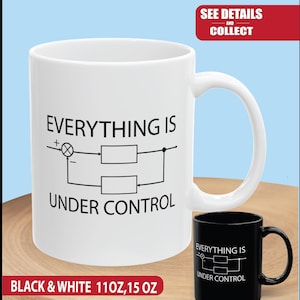 以下が含まれることがあります： 「EVERYTHING IS UNDER CONTROL」という文字と制御システムのブロック図がプリントされた、白と黒のセラミック製マグカップ。マグカップの容量は11オンス（約325ml）と15オンス（約444ml）の2種類が用意されています。