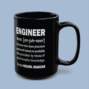 Ingenjörsdefinition Kaffemugg | Rolig ingenjörsgåva | Precisionsgissningsmugg | Mekanisk, civil, elektroingenjör 30 cl, 45 cl svart mugg
