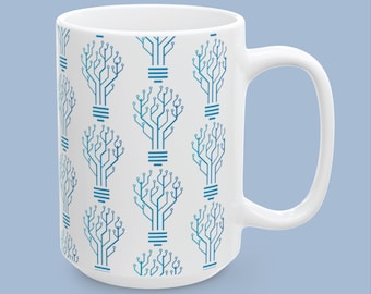 Puede incluir: Una taza de cerámica blanca con un patrón repetitivo de iconos de bombillas azules. Cada bombilla está formada por una serie de líneas y puntos interconectados que se asemejan a un diseño de placa de circuito, dispuestos en una cuadrícula.