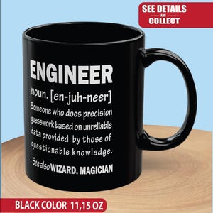 Puede incluir: Taza de cerámica negra con la definición de "INGENIERO" en texto blanco. La definición describe con humor el trabajo de un ingeniero. La taza también incluye el texto "Ver también WIZARD. MAGICIAN" y es de 330 ml.
