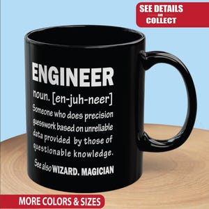 Pode incluir: Caneca de cerâmica preta com a palavra "ENGINEER" em branco e uma definição humorística. A caneca também inclui as frases "See also WIZARD. MAGICIAN" e "MORE COLORS & SIZES".