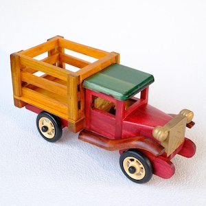 手作りの木製ヴィンテージトラック - クラシックで素朴なおもちゃの車、農家の棚の装飾、お父さんやおじいちゃんへのプレゼント、アンティークな木製トラックモデル