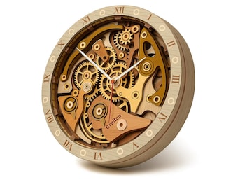 Può includere: Orologio da parete in legno con ingranaggi a vista e numeri romani. L'orologio presenta un design a strati con ingranaggi visibili in tonalità oro e marrone. Il quadrante dell'orologio riporta la scritta "Craftco".