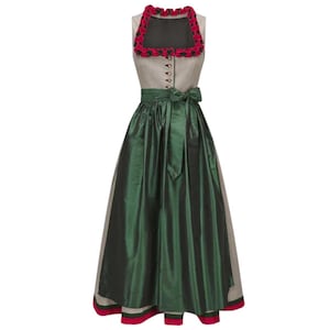 Op de afbeelding: Een traditionele dirndl-jurk met een beige lijfje, een donkergroene rok en een groene strik in de taille. De halslijn is afgezet met rode bloemen. De zoom is afgezet met rode bies. De jurk heeft een klassiek, elegant ontwerp.