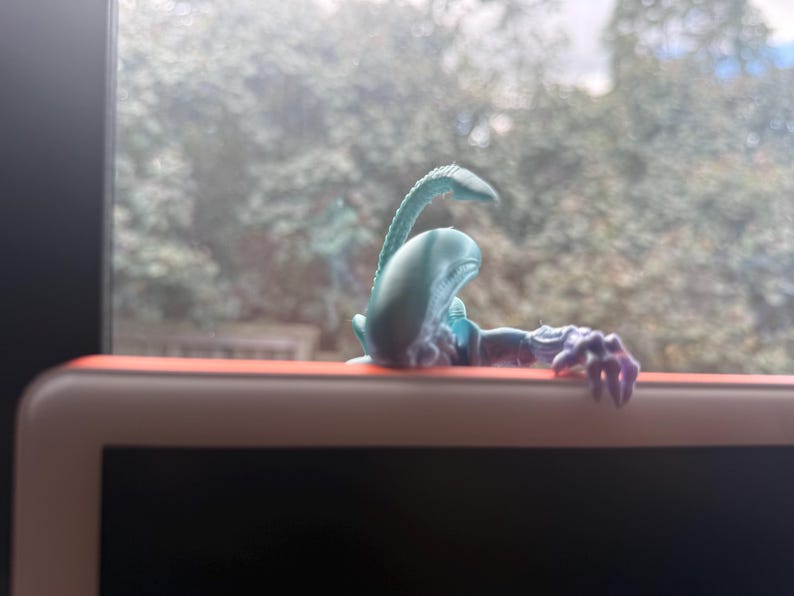 3D Printed Alien Monitor Decor | Sci-fi Desk Companion, Gamer Accessory ...