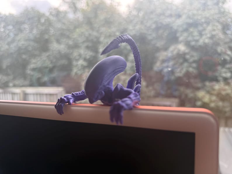 Alien Desk Feature 3D Printed Alien Monitor Decor | Sci-fi Desk Companion, Gamer Accessory ...