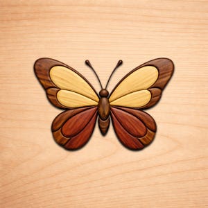 Pode incluir: Uma decoração de parede de madeira em forma de borboleta. A borboleta é feita de diferentes tons de madeira, incluindo amarelo claro, castanho médio e castanho escuro. As asas são segmentadas e o corpo tem um design detalhado. A obra de arte está sobre um fundo claro de grão de madeira.