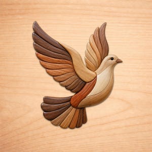 Può includere: Un'opera d'arte da parete realizzata con varie tonalità di legno naturale, che raffigura un uccello in volo con le ali spiegate. La composizione presenta segmenti di legno a incastro in toni marrone chiaro, medio e scuro, formando una colomba.