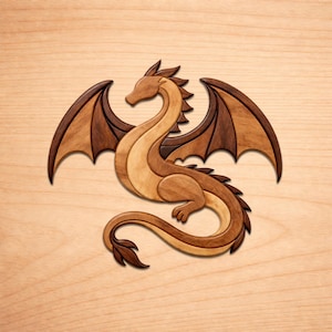 Może przedstawiać: Drewniana rzeźba smoka z jasnobrązowym korpusem, ciemnobrązowymi skrzydłami i ogonem. Smok jest misternie wykonany ze szczegółowymi łuskami i zakrzywioną postawą. Skrzydła są rozłożone, na tle jasnego drewna.