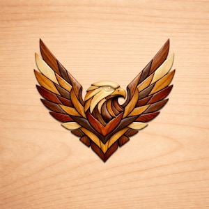 Puede incluir: Escultura de madera de un águila con las alas extendidas, elaborada con varias tonalidades de madera marrón. La cabeza y el cuerpo del águila son de color claro, mientras que las alas transicionan de marrón claro a oscuro. La obra está montada sobre una superficie de madera clara.