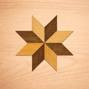 Peut inclure: Une étoile en bois avec des segments alternés de bois brun clair et foncé. L'étoile est placée sur un fond en bois clair, créant un contraste visuel. Idéal pour les projets de menuiserie et d'artisanat.