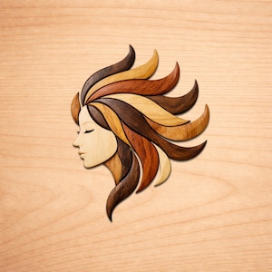 Può includere: Arte da parete in legno raffigurante il profilo di una donna con capelli fluenti. L'opera presenta un viso in legno chiaro e capelli nelle tonalità del marrone, beige e marrone scuro. Il pezzo è montato su uno sfondo in legno chiaro.