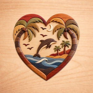 Puede incluir: Una pieza de arte mural de marquetería de madera en forma de corazón con un delfín saltando en el centro. La escena incluye dos grandes palmeras que forman el marco, una luna creciente, aves, olas azules y una playa de arena con palmeras.