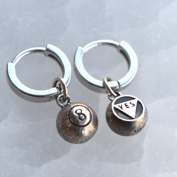 Magic Eight Ball, 8 boules, Huggie Hoops, cerceau boule, Huggie boule, boucle d'oreille en argent sterling, boucle d'oreille huit boules, boucle d'oreille de style années 90, boucle d'oreille y2k