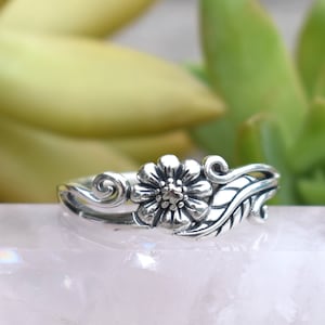 Flower Ring, Floral ring, daisy ring, y2k ring, silver ring, flower child ring, flower power, cottagecore ring, cottage core, thumb ring