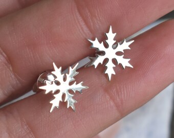 Boucles d'oreilles flocon de neige, clous flocon de neige, clous flocon de neige en argent sterling, bijoux flocon de neige, boucles d'oreilles d'hiver, solstice d'hiver, clous gelés