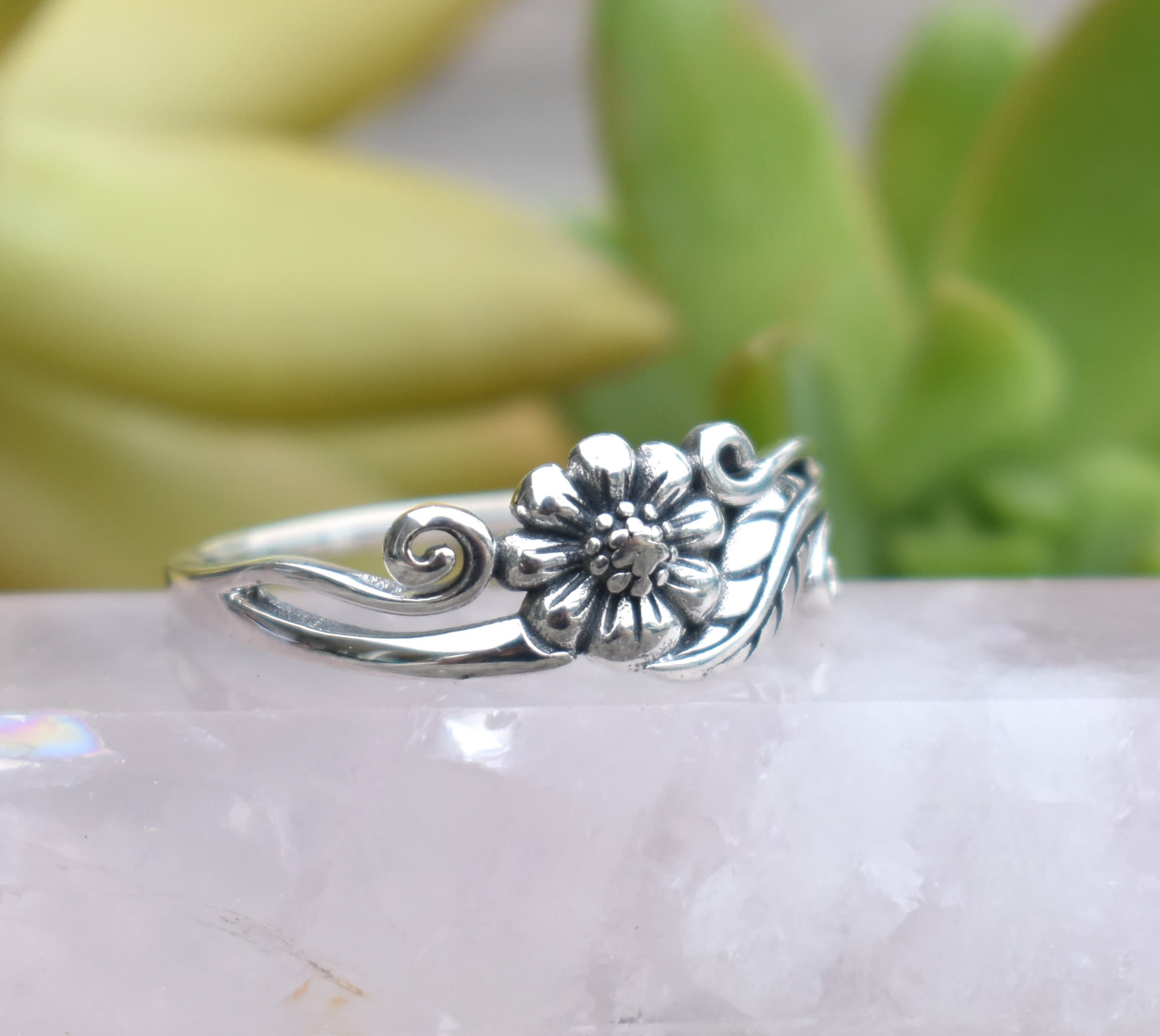 アクセサリー Flower Silver Ring  |  Silver 925 Amazon.com: Thai Design Flower White Ring 925 Sterling