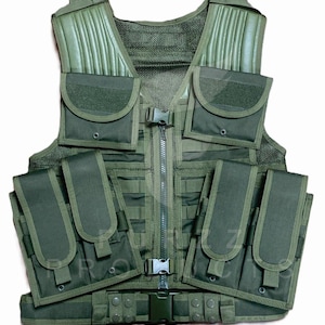 Op de afbeelding: Olijfgroene tactische vest met meerdere zakken en pouches. Voorzien van een ritssluiting aan de voorkant, verstelbare bandjes en een mesh rug voor ademend vermogen. Inclusief een gespsluiting in de taille en schoudervulling.