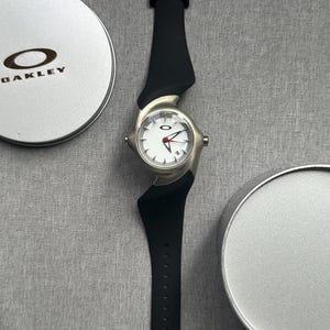 Oakley D1 Icon Watch: Rare Collectible Men&#39;s Sports Watch with Case