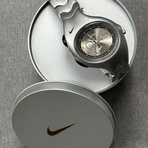Nike シルバー赤 アナログ時計 Y2K テック系 男女兼用 流行り Nike シルバー赤 アナログ時計 Y2K テック系 男女兼用 流行り
