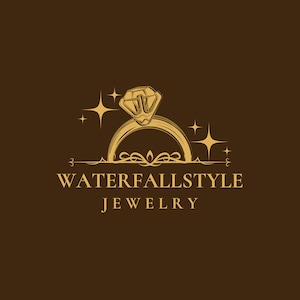 Peut inclure: Logo doré pour "Waterfallstyle Jewelry" avec un design de bague en diamant. La bague a un grand diamant géométrique et est entourée d'éclats d'étoiles et de motifs décoratifs. Le texte "WATERFALLSTYLE JEWELRY" est en dessous.