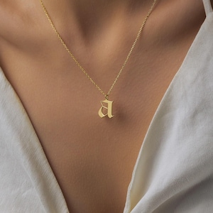Collar con inicial en inglés antiguo personalizado en oro / Colgante con letra gótica personalizada / Delicado dije de monograma para ella