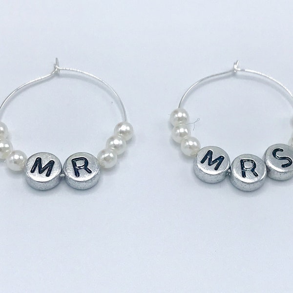 Bride and Groom Wine Charms / Mr. and Mrs. Wine Charms / Bridal Table Decor / Pearl Wine Charms / Wedding Wine Favor / Wedding Toast