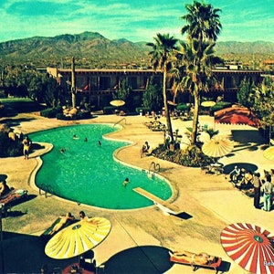 Pode incluir: Um cart&atilde;o postal vintage mostrando uma piscina com palmeiras e um motel ao fundo. A piscina &eacute; cercada por espregui&ccedil;adeiras e guarda-s&oacute;is. O cart&atilde;o postal tem o texto "Beach4Good" na parte inferior.