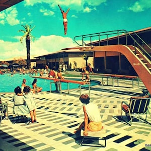 Pode incluir: Uma fotografia vintage de uma piscina com pessoas relaxando e nadando. Um homem est&aacute; mergulhando de um trampolim na piscina. A piscina &eacute; cercada por um p&aacute;tio com espregui&ccedil;adeiras e uma palmeira.