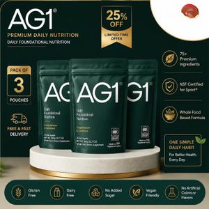 Puede incluir: Tres bolsas verde oscuro de AG1 Daily Foundational Nutrition, con el texto "AG1" en blanco. La imagen incluye texto que indica que el producto es sin gluten, sin l&aacute;cteos y vegano, con una oferta limitada del 25%.