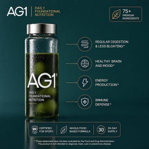 Puede incluir: Una botella de vidrio transparente con tapa plateada, llena de l&iacute;quido verde. La botella tiene el texto "AG1" y "DAILY FOUNDATIONAL NUTRITION". Texto adicional incluye "75+ PREMIUM INGREDIENTS" e informaci&oacute;n sobre digesti&oacute;n, salud cerebral, energ&iacute;a y defensa inmunitaria.