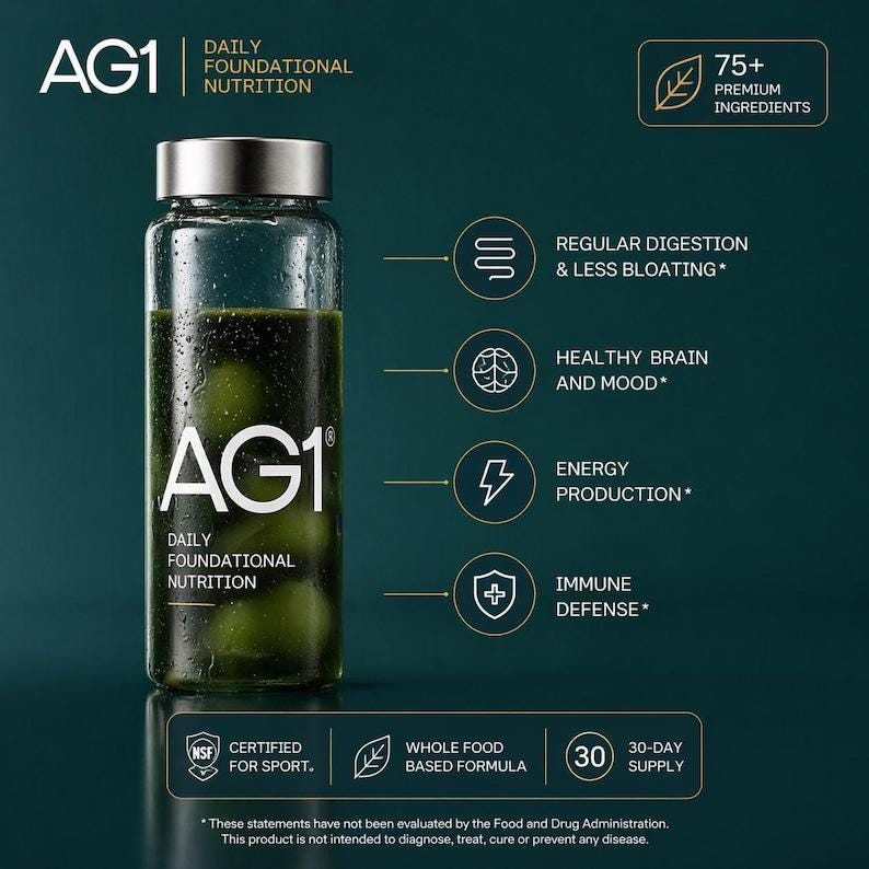 Puede incluir: Una botella de vidrio transparente con tapa plateada, llena de l&iacute;quido verde. La botella tiene el texto "AG1" y "DAILY FOUNDATIONAL NUTRITION". Texto adicional incluye "75+ PREMIUM INGREDIENTS" e informaci&oacute;n sobre digesti&oacute;n, salud cerebral, energ&iacute;a y defensa inmunitaria.