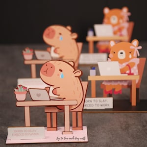Compagnon de bureau ours Capybara en bois - Mini décoration de bureau pour collègues - Présentoir d'étagères avec animaux mignons - Nouveau cadeau d'emploi pour collègues