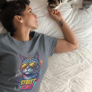 猫Tシャツ 都会的な猫の王族のグラフィティストリートウェアTシャツ。猫好きの方へのクールでカジュアルなギフト。男性にも女性にも。