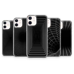 Puede incluir: Cinco fundas de teléfono con diseños geométricos en blanco y negro. Las fundas presentan varios patrones, incluyendo cuadrados concéntricos, líneas radiales y un efecto de túnel. Las fundas tienen un borde transparente.