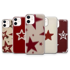 Może przedstawiać: Pięć etui na telefony z wzorami gwiazd w kolorach czerwonym, kremowym i beżowym. Wzory gwiazd są różne, w tym efekty pełne, szkicowane i rozmyte. Etui są wykonane z przezroczystego plastiku.