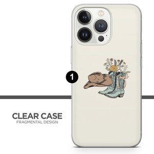 Peut inclure: Coque de t&eacute;l&eacute;phone transparente avec un design fragmentaire. Elle pr&eacute;sente un chapeau de cowboy marron, des bottes de cowboy bleu clair et un bouquet de fleurs. Le texte "CLEAR CASE FRAGMENTAL DESIGN" est imprim&eacute; en bas &agrave; gauche.